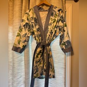 Never worn Weddingstar Silky Floral Kimono Robe